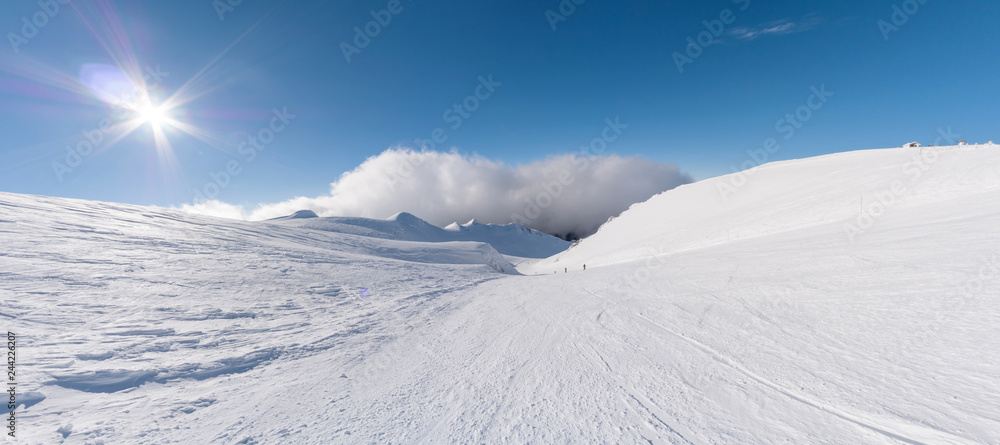 Plakat Krajobraz górski ze śniegiem w słoneczny dzień