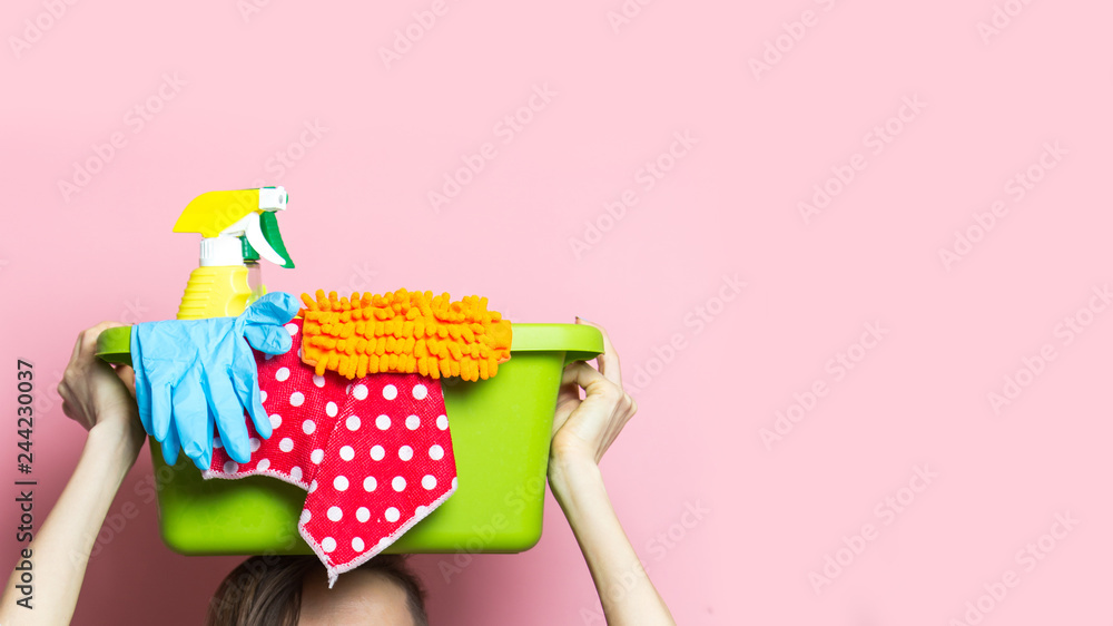 Obraz premium Woman with house supplies ready to to clean room. Spring cleaning
