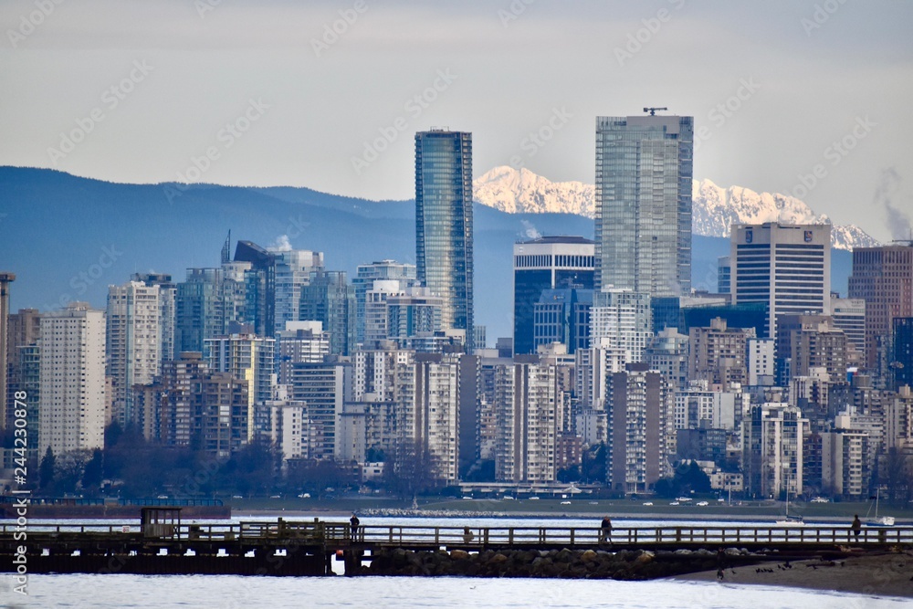 Obraz premium downtown city view with mountains