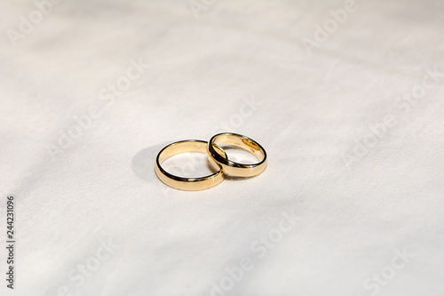 Obraz na płótnie Two golden wedding rings w salonie