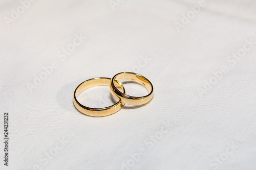 Obraz na płótnie Two golden wedding rings w salonie