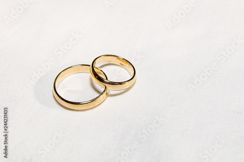 Obraz na płótnie Two golden wedding rings w salonie