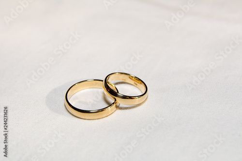 Obraz na płótnie Two golden wedding rings w salonie