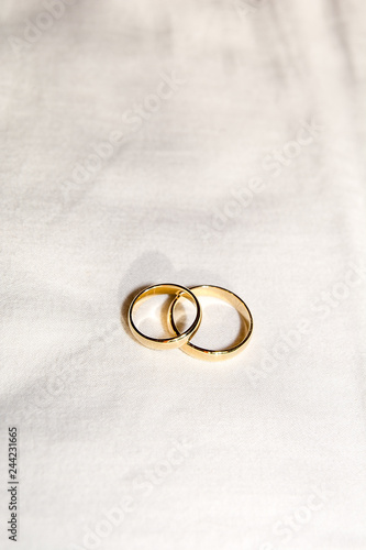 Obraz na płótnie Two golden wedding rings w salonie