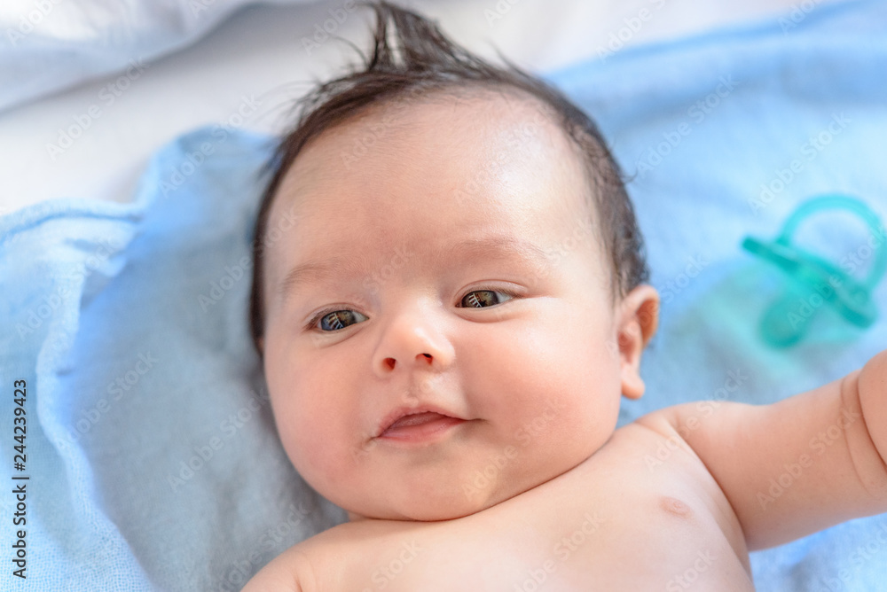 Bebé de tres meses tumbado sobre muselina azul 15 Bebé de tres meses tumbado sobre muselina azul 15