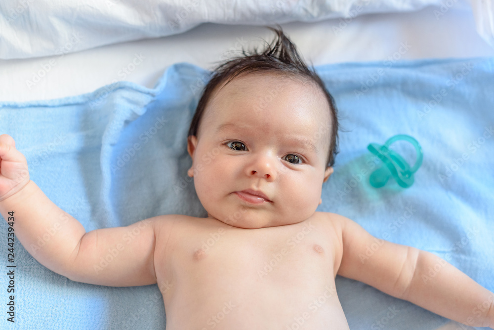 Bebé de tres meses tumbado sobre muselina azul 16 Bebé de tres meses tumbado sobre muselina azul 16