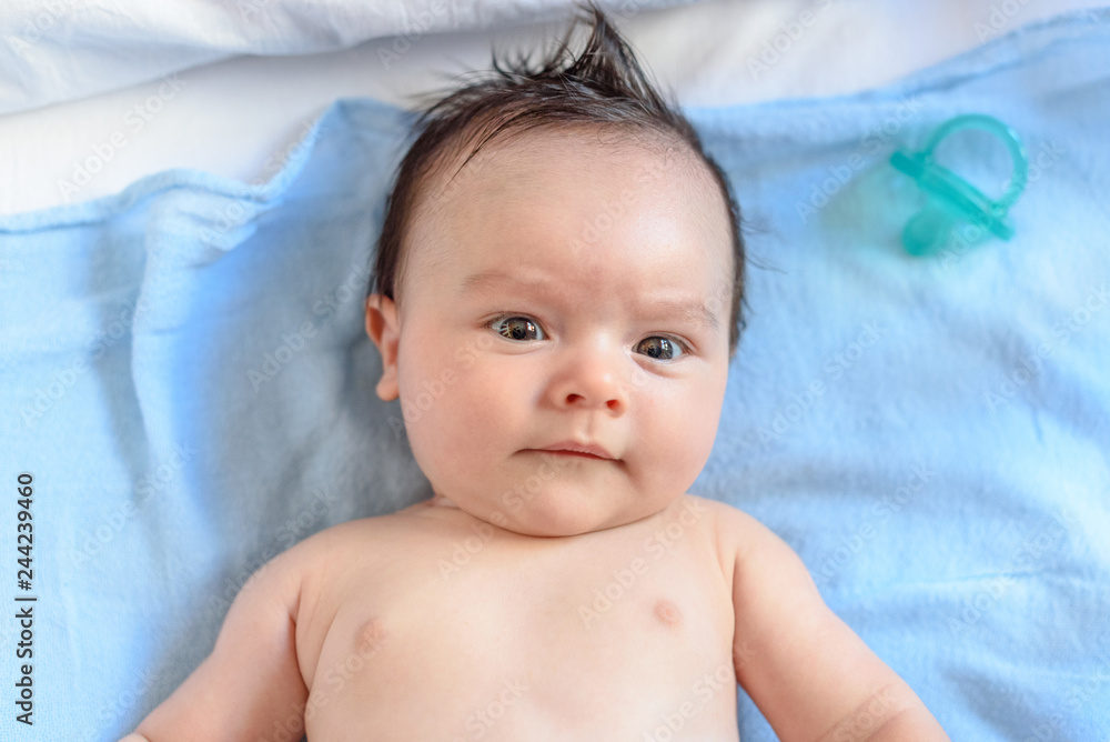 Bebé de tres meses tumbado sobre muselina azul 18