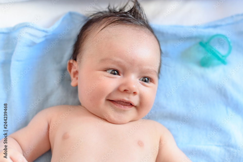Bebé de tres meses tumbado sobre muselina azul 19 Bebé de tres meses tumbado sobre muselina azul 19