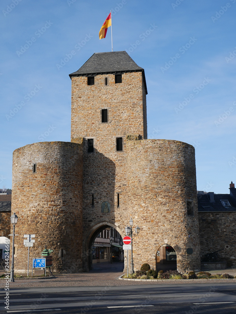 Ahrweiler - Ahrtor mit historischer Stadtmauer Ahrweiler - Ahrtor mit historischer Stadtmauer
