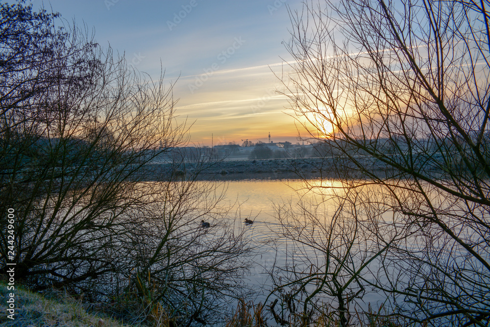 Wintermorgen in Oldenburg an der Hunte Fluss Sonnenaufgang