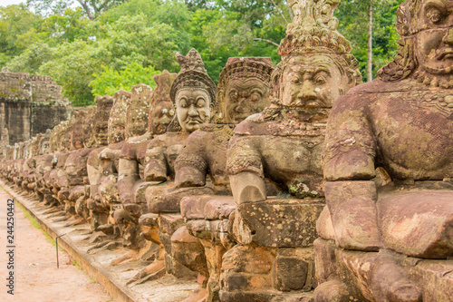 Fotografía Cambodia Ruins bridge faces