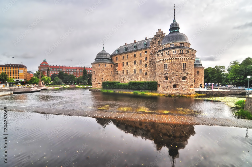 Fototapeta premium Zamek Örebro - średniowieczne fortyfikacje zamku w Örebro, Närke, Szwecja.