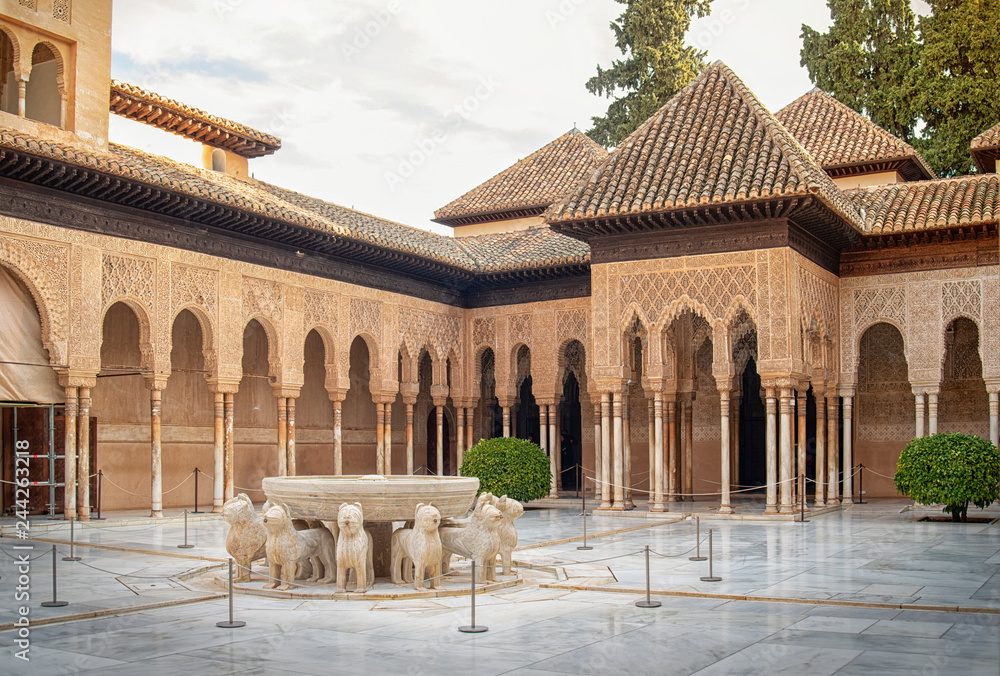 Lions court in the royal palace Nazaries in Alhambra, Granada, Andalucia, Spain - obrazy, fototapety, plakaty 