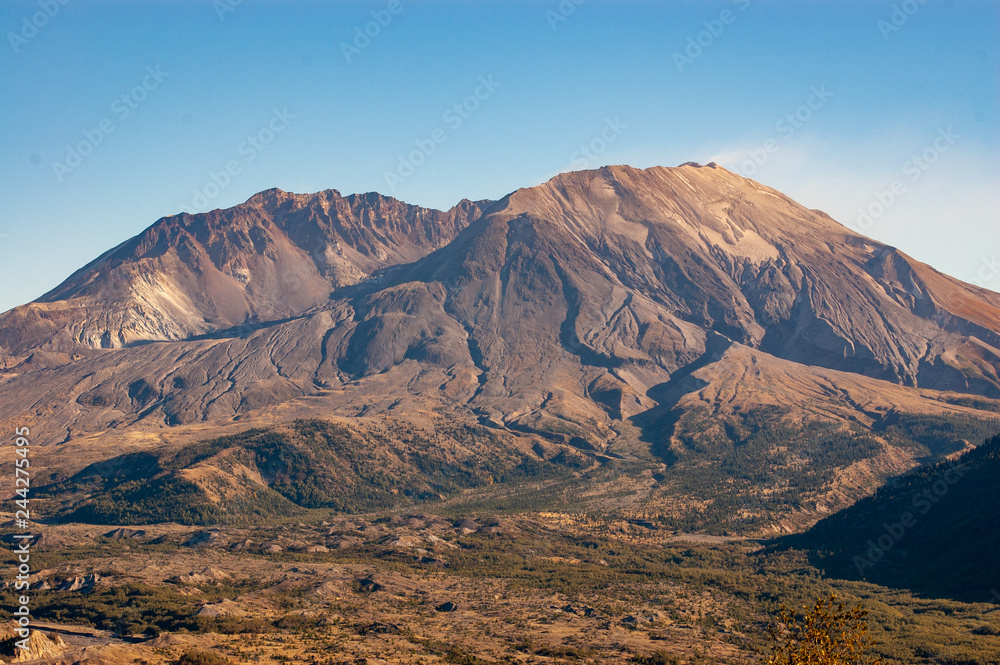 Obraz premium Mount Saint Helens on a windy fall day