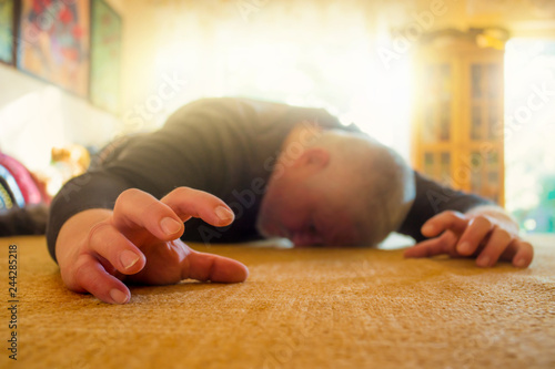 Fotografia a man lies helpless in a room
