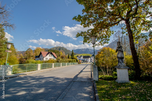 Lunz am See ist eine Marktgemeinde im Bezirk Scheibbs in Niederösterreich in Österreich. Der Ort ist hauptsächlich wegen seinem See, den Lunzer See bekannt.  photo