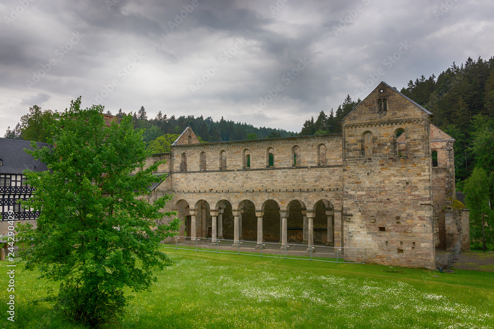 Fototapeta premium Ruine der Klosterkirche Paulinzella in Thüringen, Deutschland