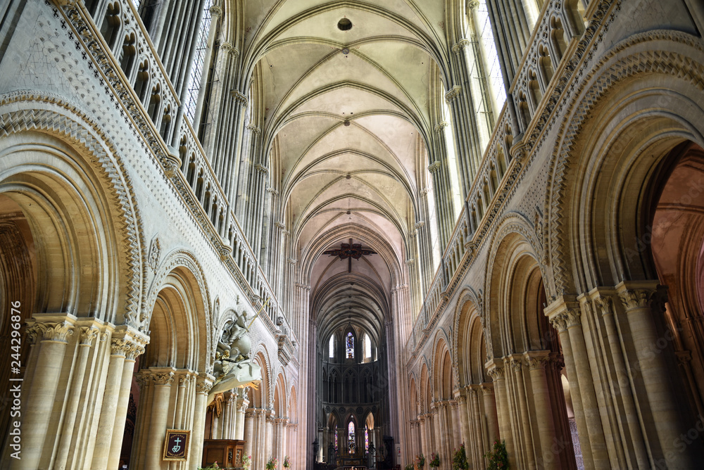 Nef gothique de la cathédrale de Bayeux, France