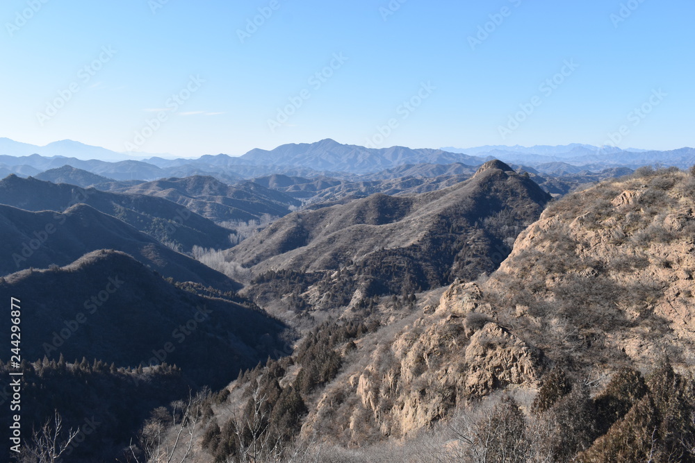 Obraz premium Mountainous landscape at the Great Wall in Jinshanling in winter near Beijing in China
