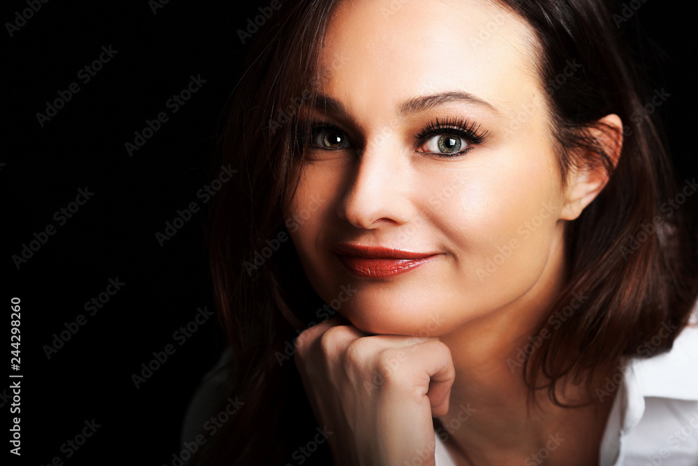 Portrait d'une jolie brune aux yeux clairs en studio Portrait d'une jolie brune aux yeux clairs en studio