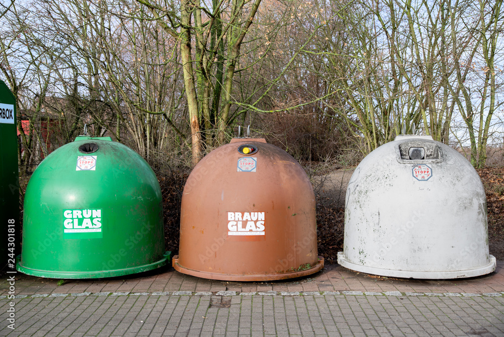 Altglas Drei Altglascontainer Stock-Foto | Adobe Stock