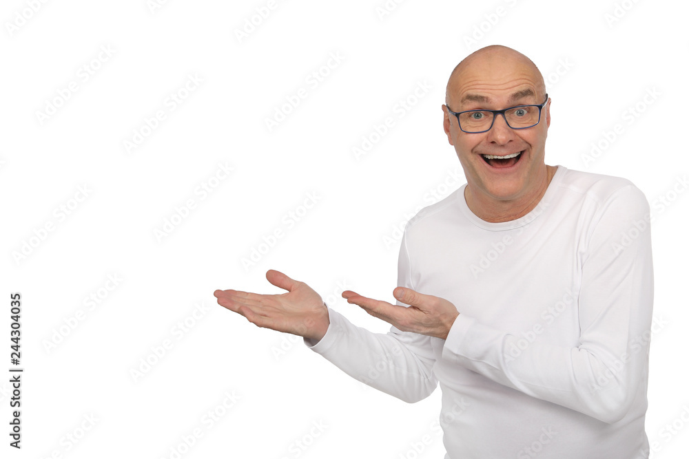 Mann mit Brille lacht und zeigt in eine Richtung Mann mit Brille lacht und zeigt in eine Richtung