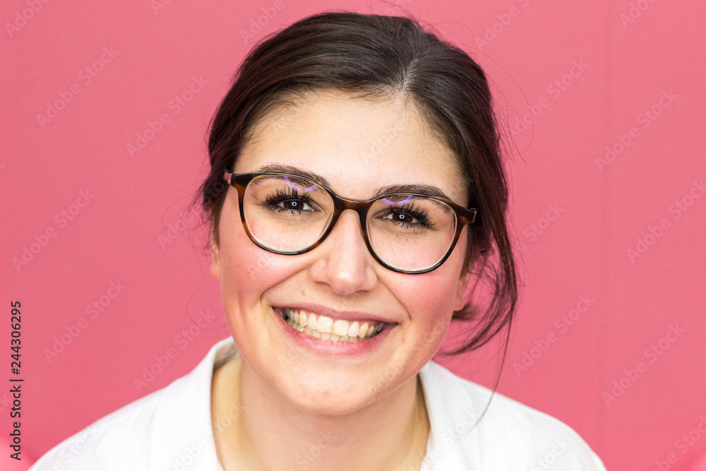 brünette Frau mit Brille lächelnd Portrait brünette Frau mit Brille lächelnd Portrait
