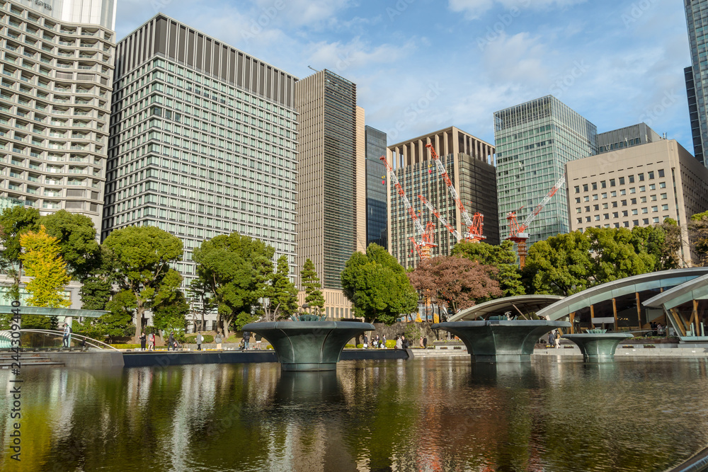 冬の東京大手町　高層ビル群と公園の池