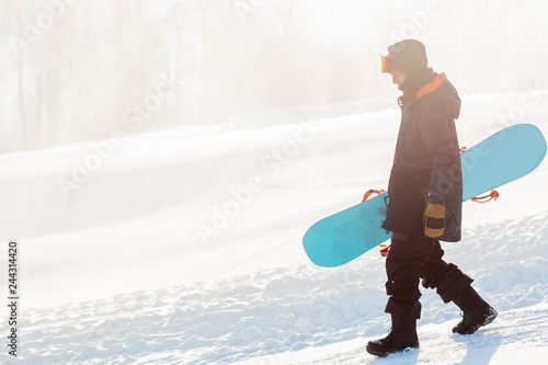 Fotografie attractive man with a snowboard going down
