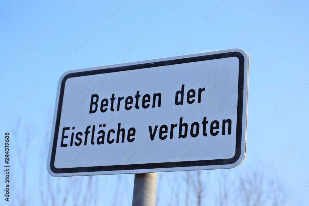 Warnschild: Betreten der Eisfläche verboten