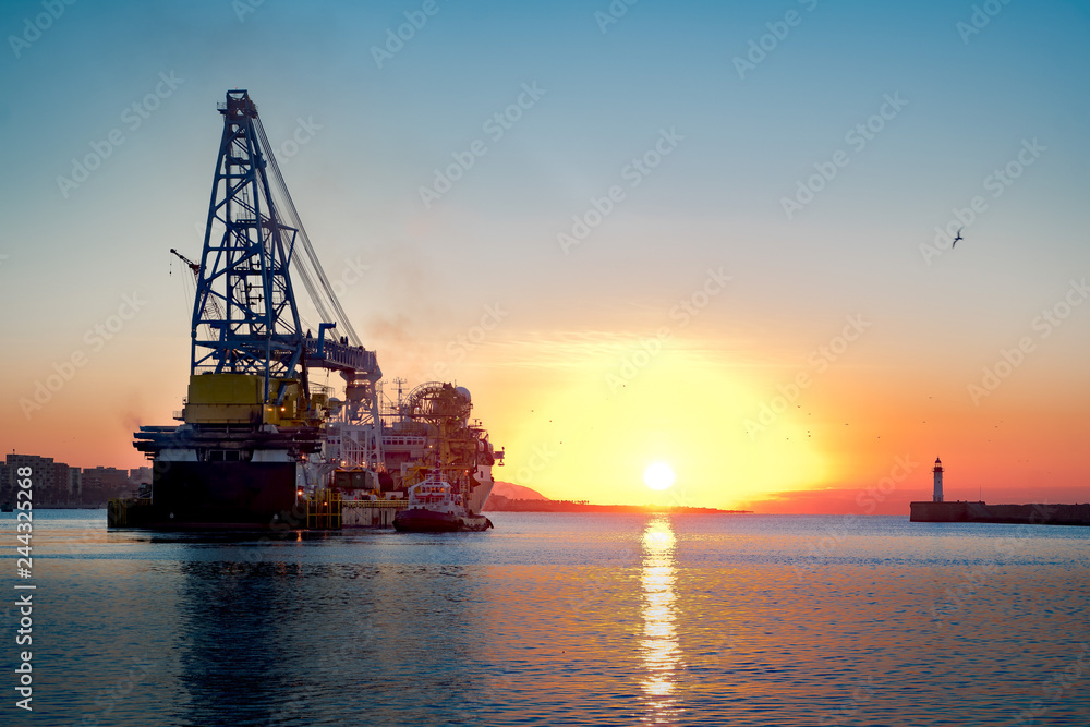 Fototapeta premium Plataforma marina al amanecer