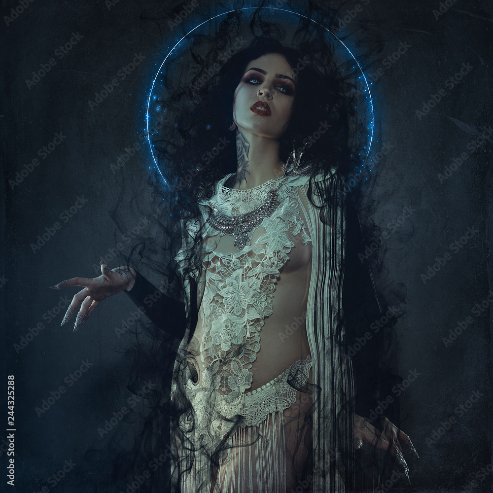 Fototapeta premium wampir, demoniczna kobieta ubrana w białą koronkę i srebrną biżuterię. ma kły i gęste brązowe włosy