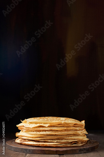 Obraz na płótnie Stack of russian pancake blini on a wooden background w salonie