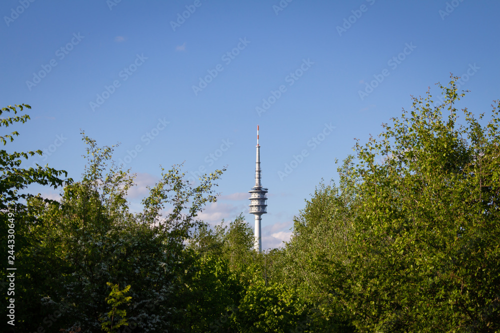 Fototapeta premium Berliner Funkturm vor blauem Himmel