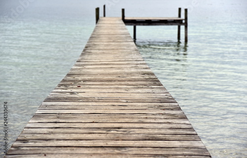 holzssteg führt ins wasser