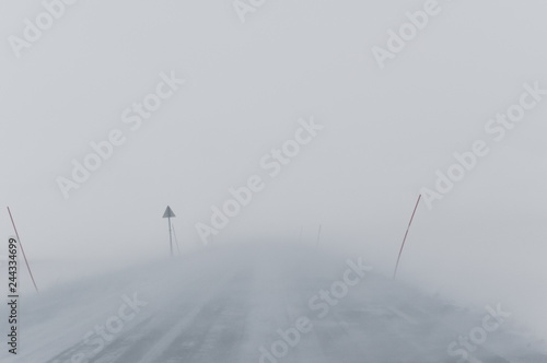 Whiteout II einsame Straße im Nebel