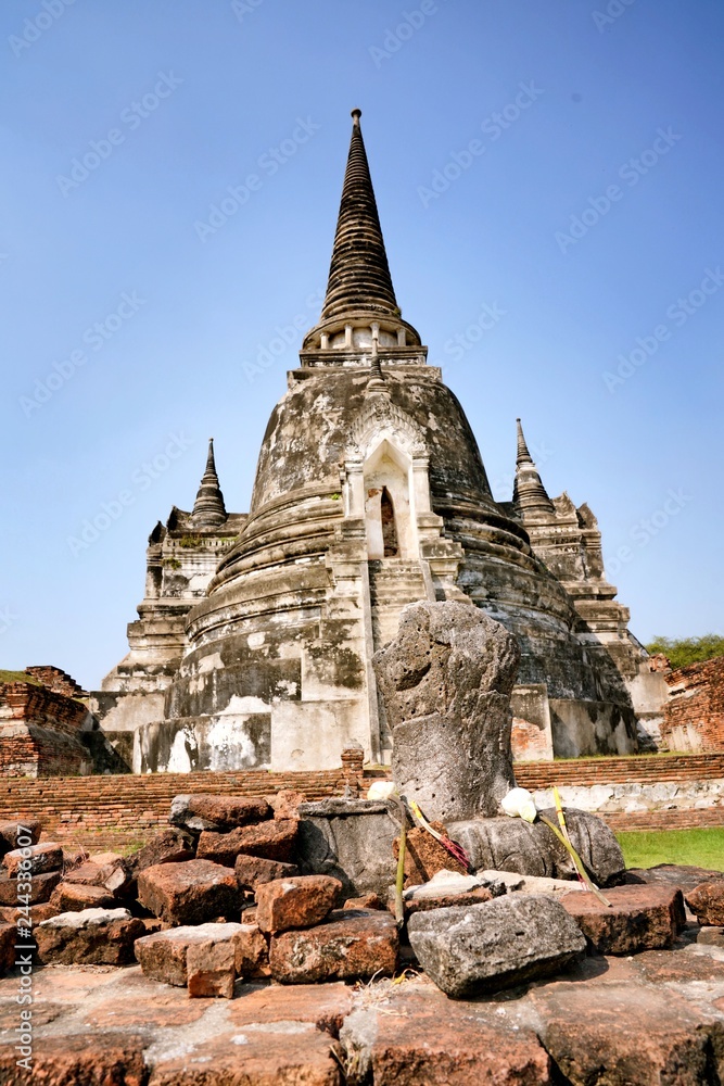 Obraz premium The Wat Mongkol Bophit is a Buddhist temple located in Ayutthaya, Thailand. This place also be one of ayutthaya historical park.