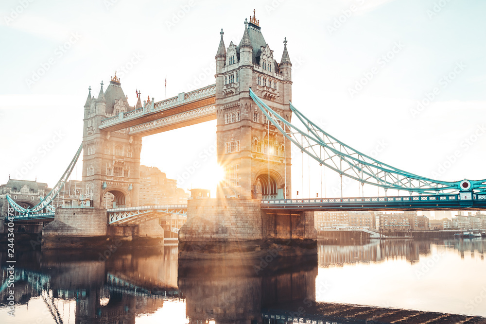 Naklejka premium Spectacular Tower Bridge in London at sunset