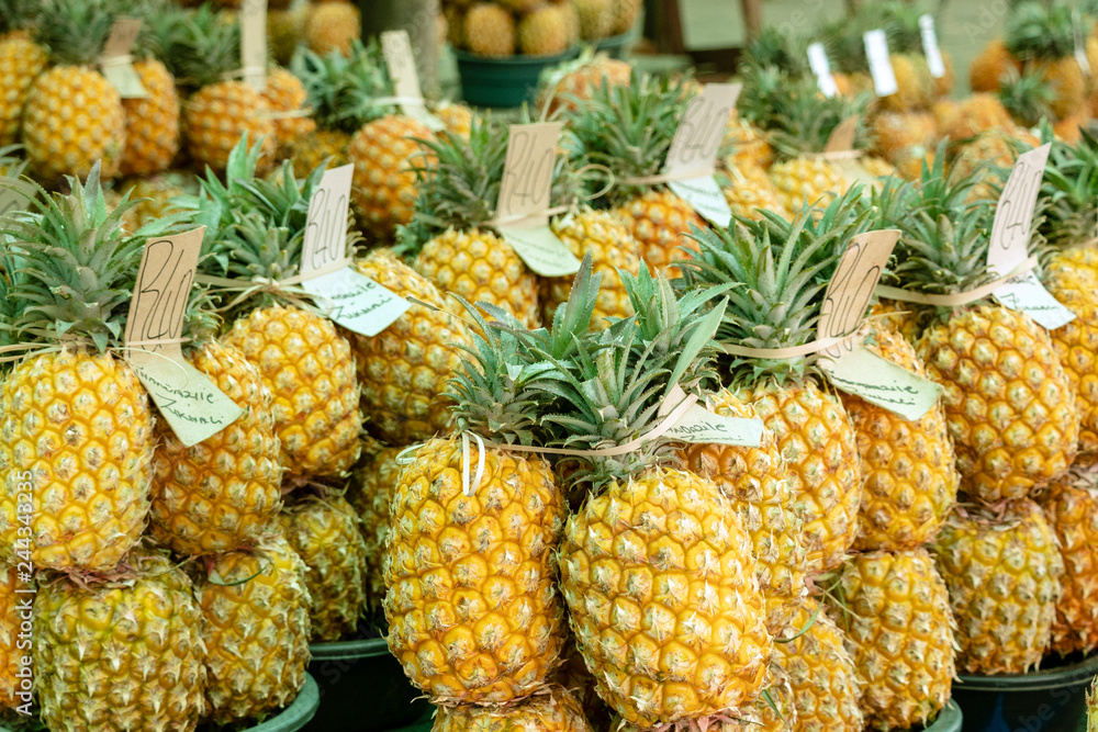 Afrikanische Ananas auf einem Markt