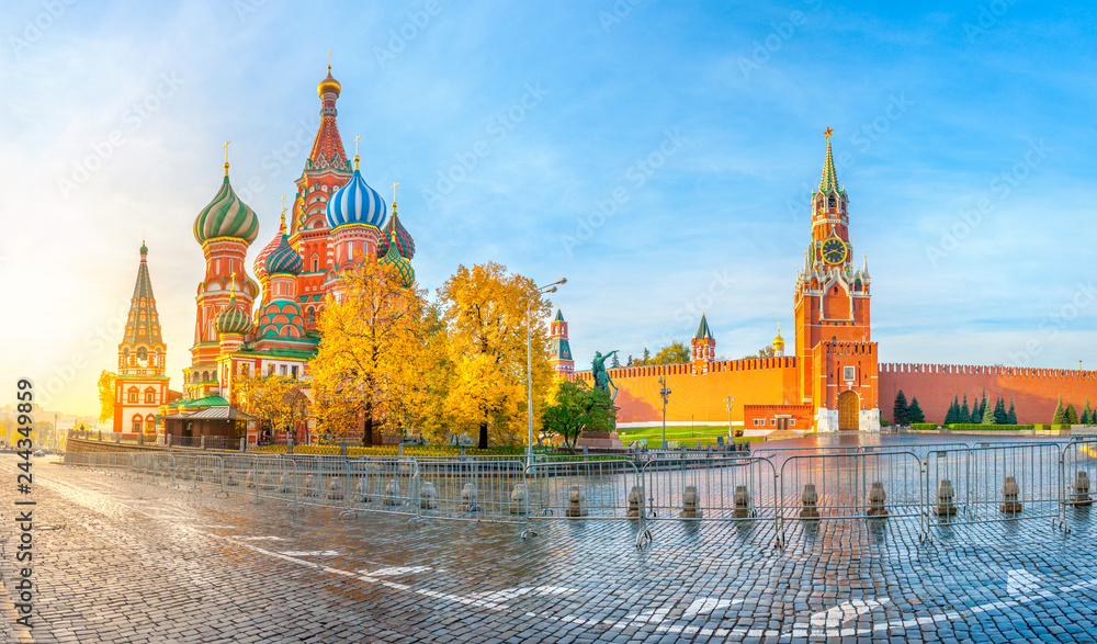 Fototapeta premium Moscow sights, view of Moscow Kremlin and St Basil's Cathedral on Red Square on a beautiful autumn morning. Russia
