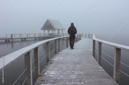 idyllischer Steg im Winter photo