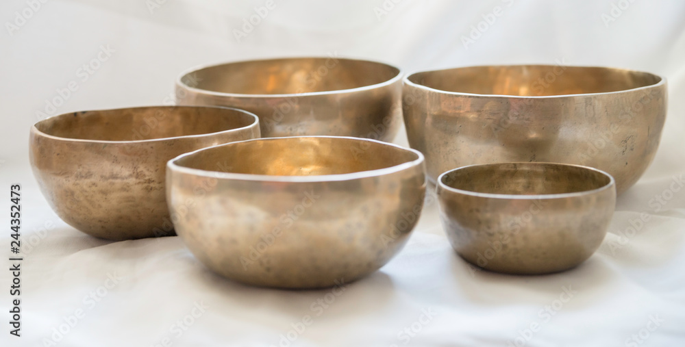 5 stücke Klangschalen, 5 pieces singingbowl 5 stücke Klangschalen, 5 pieces singingbowl