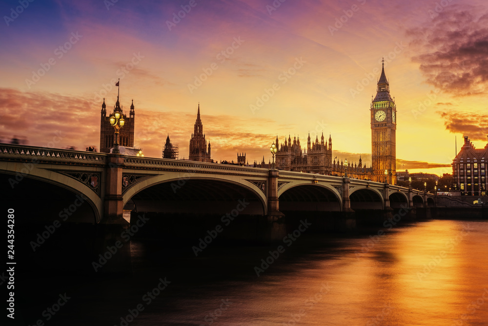 Naklejka premium Dramatic sunset over famous Big Ben clock tower in London, UK.