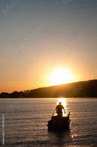 lodka i zakat 13/5000 boat and sunset