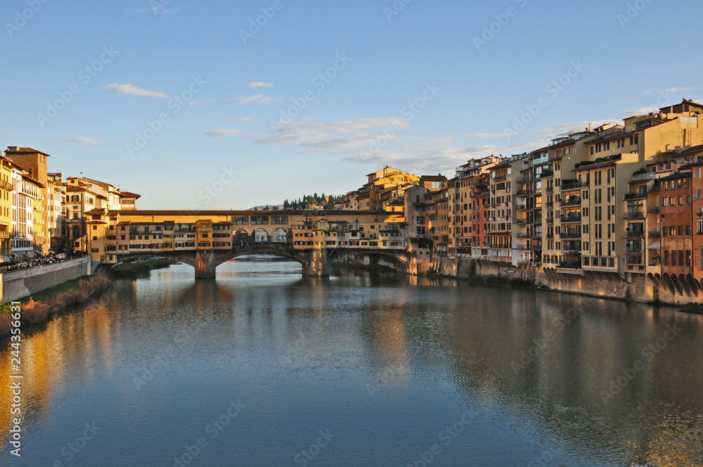 Firenze, tramonto sull'Arno a Ponte Vecchio