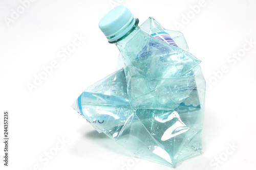 bottiglia di plastica schiacciata per occupare meno spazio