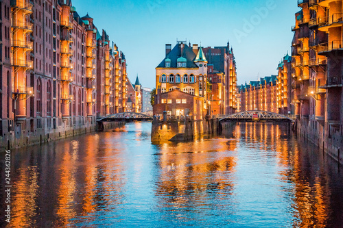 Obraz na płótnie Hamburg Speicherstadt at twilight, Germany w salonie
