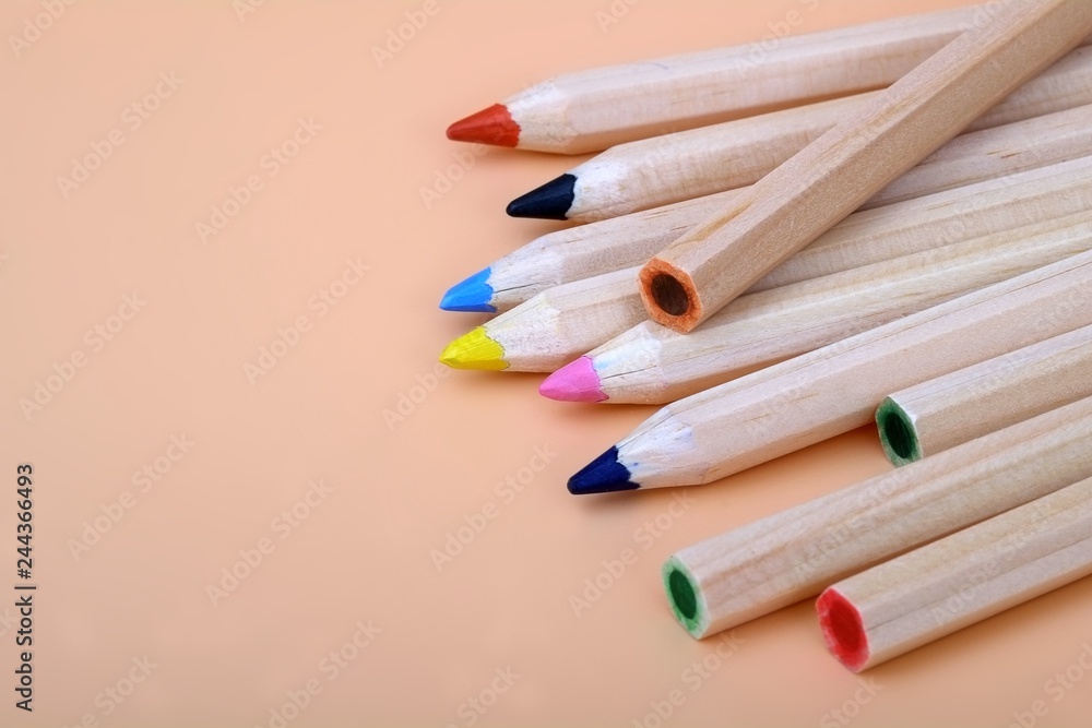 Obraz premium Colour pencils isolated on plain pink background