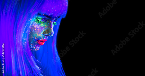 Foto Fashion model woman in neon light
