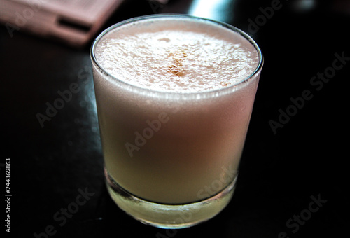 Pisco sour  der beliebteste Cocktail in Chile und Peru  gemacht aus Pisco  Limette und Eiklar